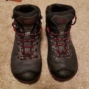 Keen Liberty Ridge Womens waterproof hiking boot